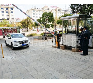 如何應(yīng)對車牌識別系統(tǒng)在惡劣天氣條件下的準確度問題？昆明旭歐科技教你幾個優(yōu)化辦法